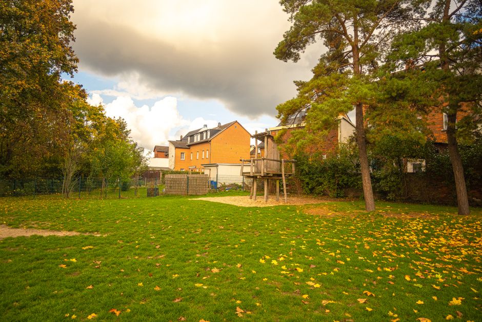 <p>
<p>
Der Spielplatz hinter dem Jugendg�stehaus
</p>
</p>
